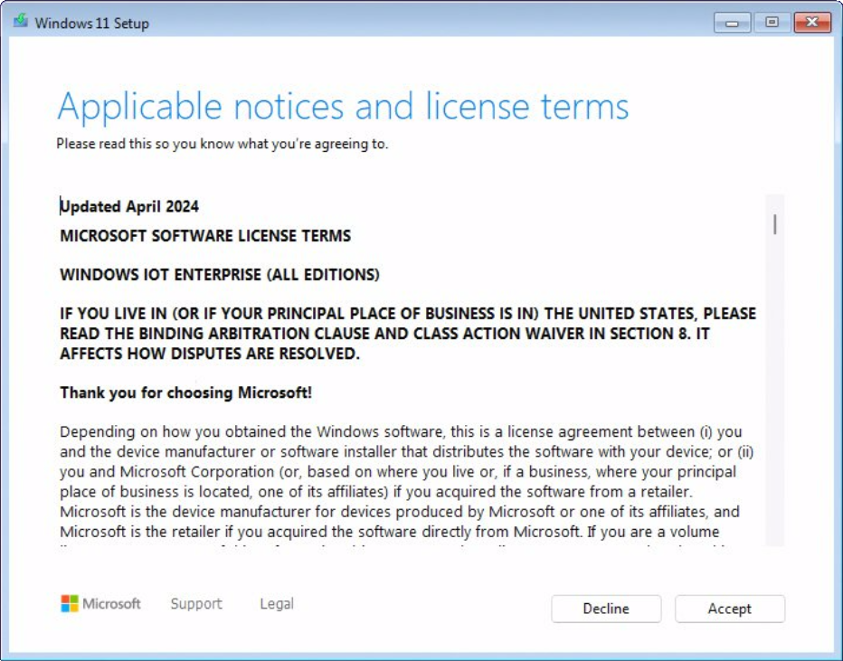 El asistente de Configuración de Windows 11 que muestra la pantalla de Avisos aplicables y términos de licencia.